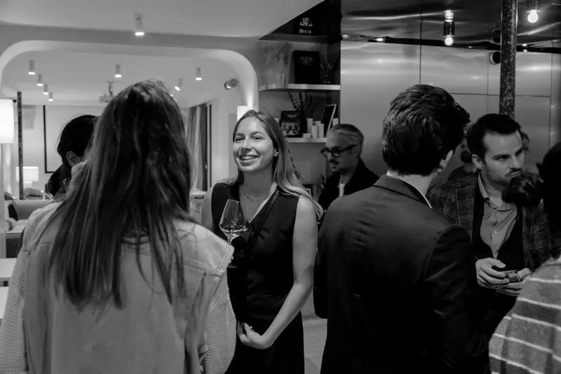 Échanges entre membres pendant une soirée HOS