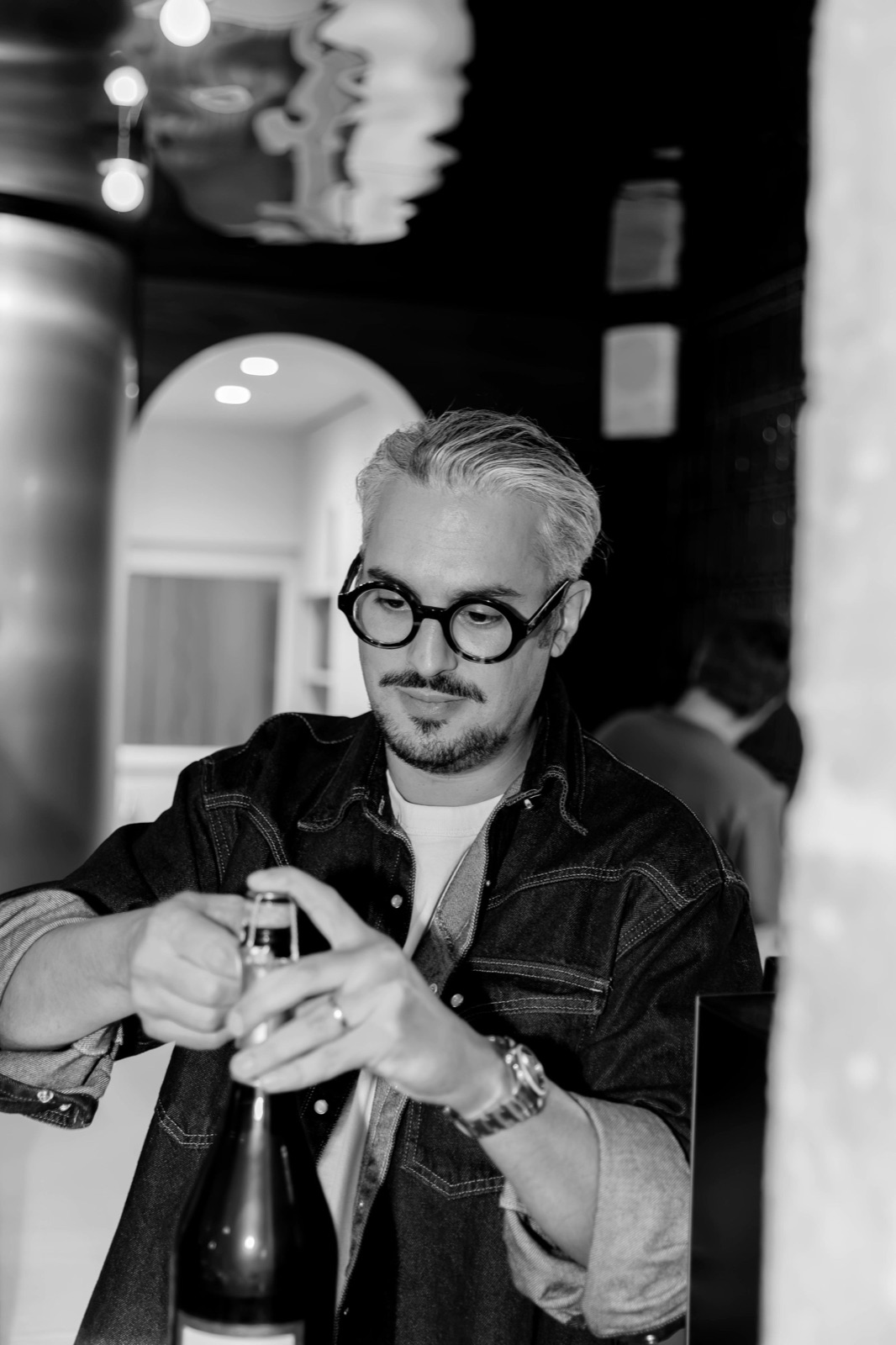 Sébastien Dujoncquoy ouvre le champagne lors d’une soirée HOS