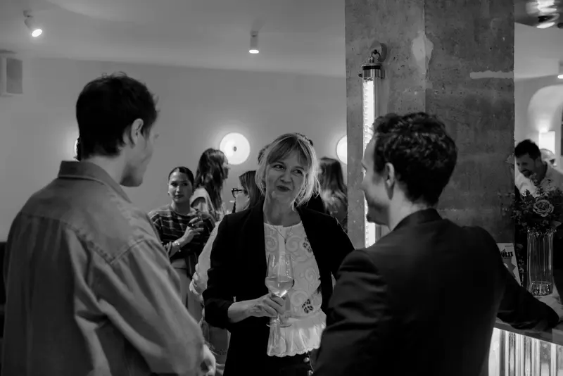 Conversation entre membres lors d’une soirée HOS