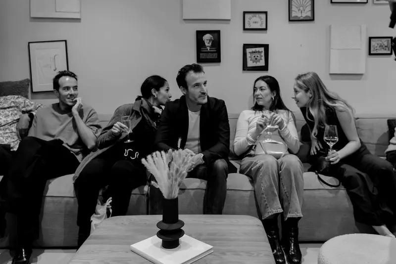 Membres HOS en discussion lors d'une soirée HOS