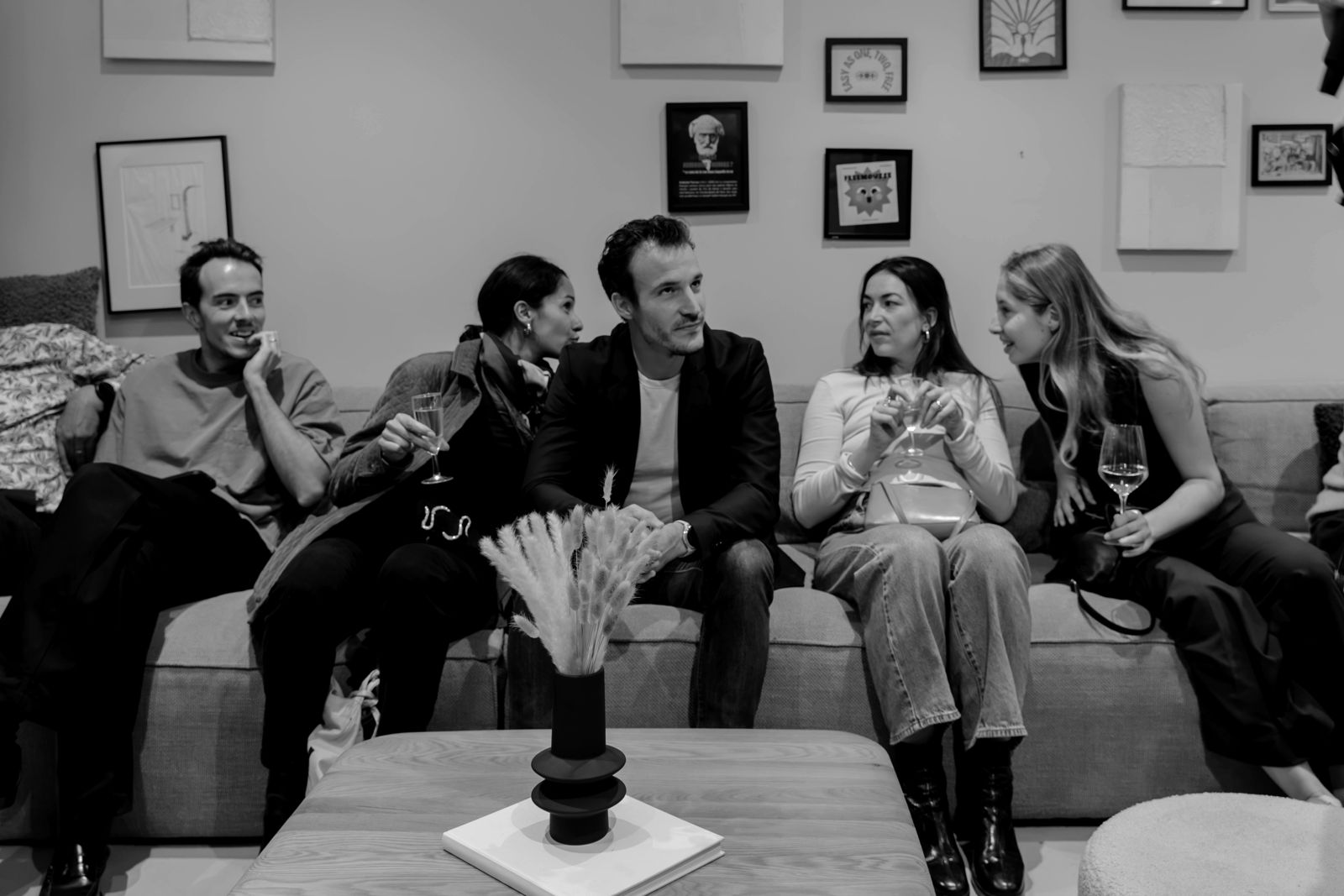 Membres HOS en discussion lors d'une soirée HOS